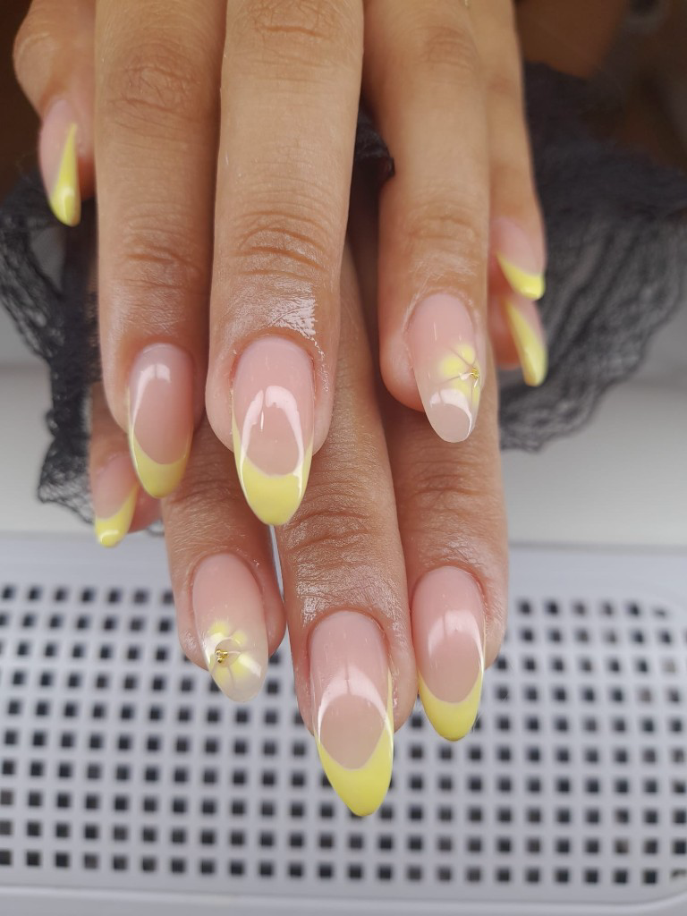 Francés amarillo con flor